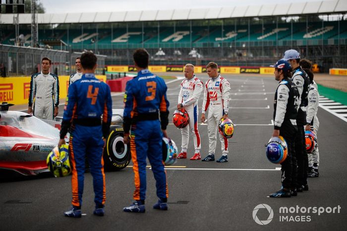 George Russell, Williams, Nicholas Latifi, Williams, Lando Norris, McLaren, Daniel Ricciardo, McLaren, Nikita Mazepin, Haas F1, Mick Schumacher, Haas F1, Fernando Alonso, Alpine F1, Esteban Ocon, Alpine F1 en el evento de lanzamiento del coche de Fórmula 1 de 2022 en la parrilla de Silverstone