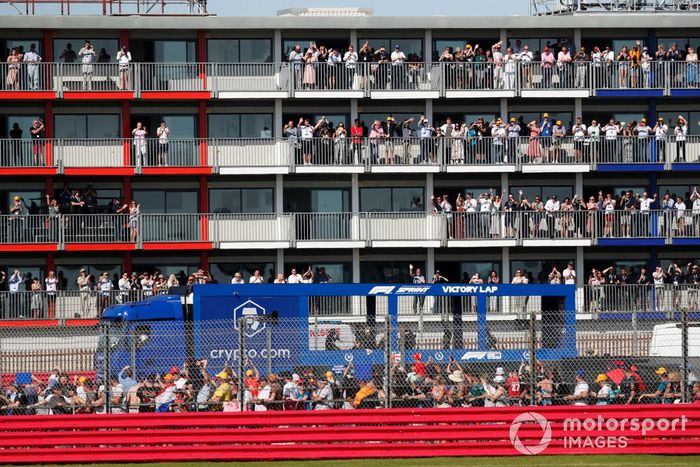 El camión de la vuelta de la victoria de la carrera Sprint recorre el circuito