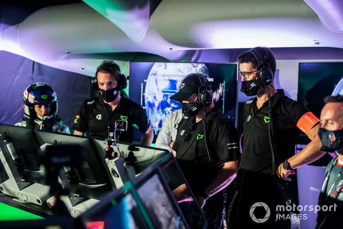 Jamie Chadwick, Veloce Racing, y el equipo Veloce, en el centro de comando