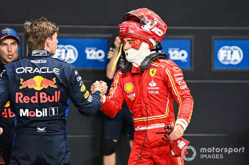 Max Verstappen, Red Bull Racing, est félicité par Charles Leclerc, Scuderia Ferrari, au Parc Ferme.