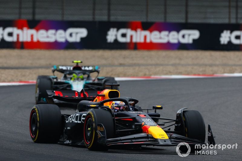 Max Verstappen, Red Bull Racing RB20, Lewis Hamilton, Mercedes F1 W15