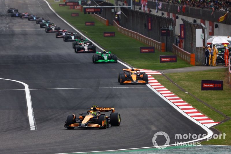 Lando Norris, McLaren MCL38, Oscar Piastri, McLaren MCL38, Zhou Guanyu, Kick Sauber C44