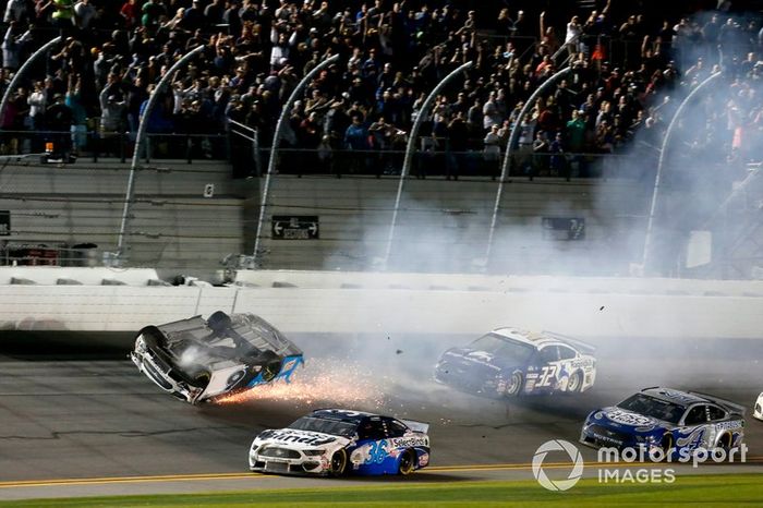 Choque de Ryan Newman, Roush Fenway Racing, Ford Mustang Koch Industries
