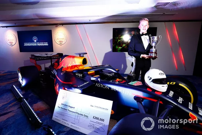 El ganador del Premio al Joven Piloto del Año Aston Martin Autosport BRDC: Johnathan Hoggard con el Red Bull Racing RB15