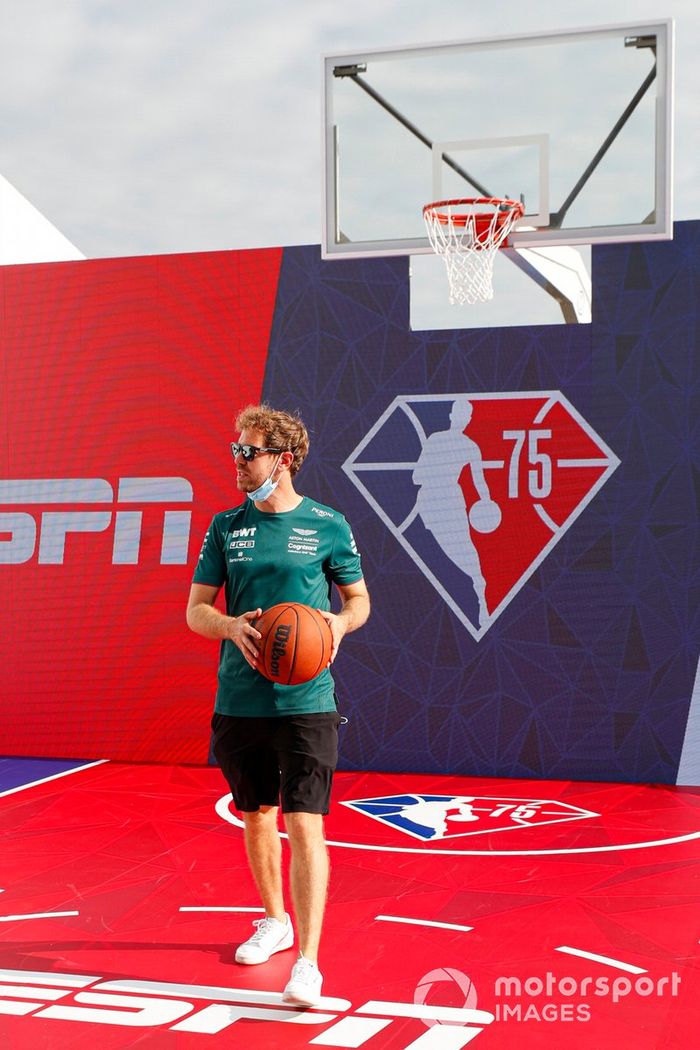 Sebastian Vettel, Aston Martin juega al baloncesto