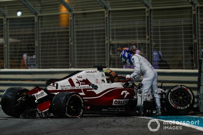 Kimi Raikkonen, Alfa Romeo Racing C41, se baja de su coche después de chocar al final de la FP2