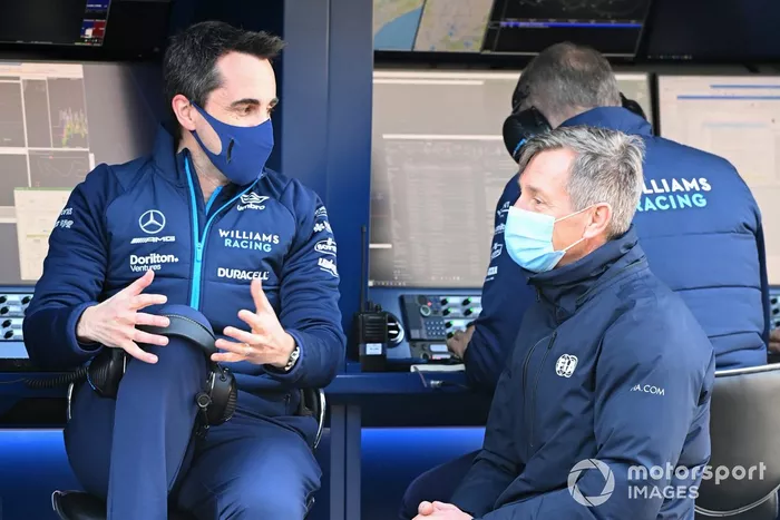 El equipo Williams en el muro de boxes con un representante de la FIA