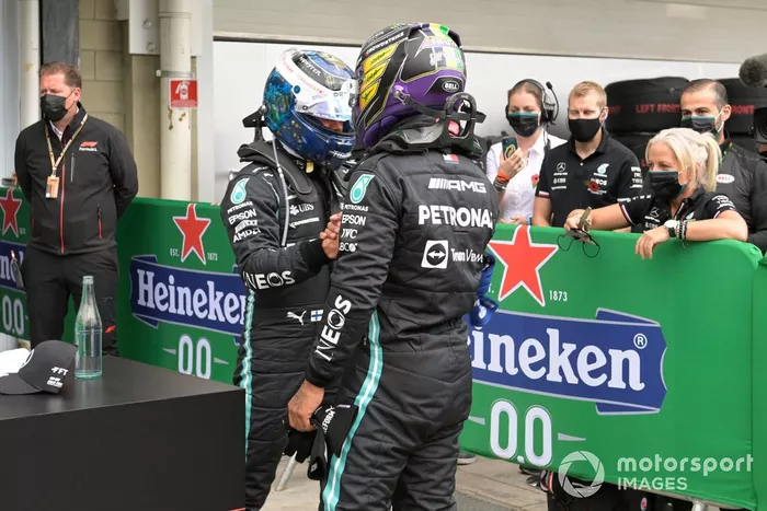 Ganador de la pole para la carrera sprint Lewis Hamilton, de Mercedes, es felicitado por Valtteri Bottas, de Mercedes, en el Parc Ferme