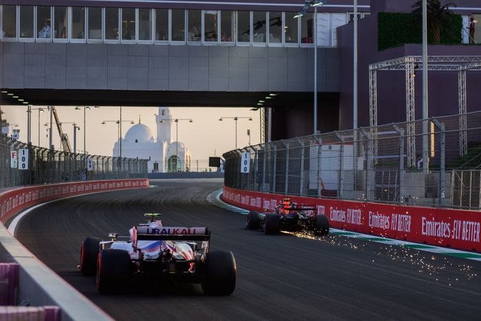 Sergio Pérez, Red Bull Racing RB16B, Mick Schumacher, Haas VF-21