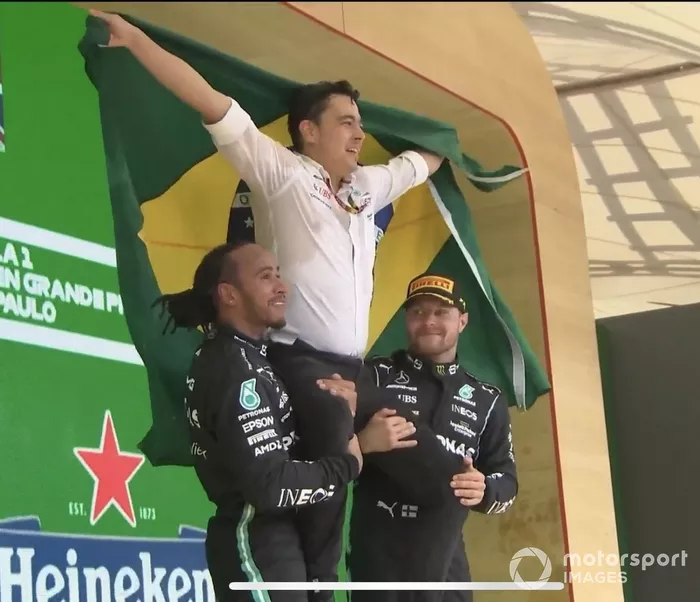 Leonardo Donisete da Silva, ingeniero de Mercedes, es alzado por Lewis Hamilton y Valtteri Bottas en el podio del GP de Brasil.