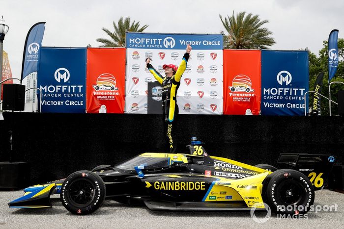 El ganador de la carrera, Colton Herta, Andretti Autosport Honda, celebra su victoria