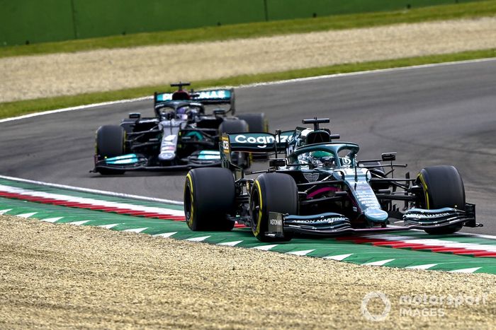 Lance Stroll, Aston Martin AMR21, Lewis Hamilton, Mercedes W12