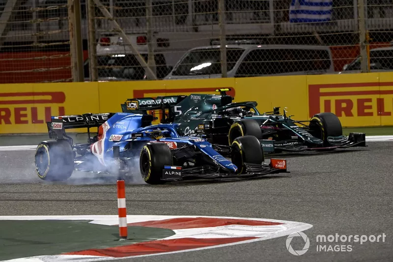 Fernando Alonso, Alpine A521, Sebastian Vettel, Aston Martin AMR21