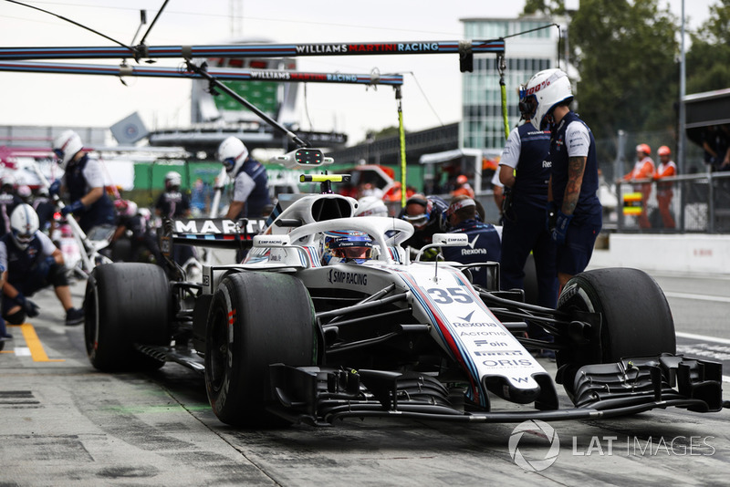 Sergey Sirotkin, Williams FW41, leaves his pit box during practice