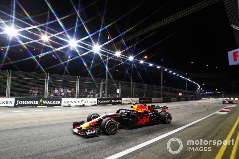 Daniel Ricciardo, Red Bull Racing RB14, Sergio Perez, Racing Point Force India VJM11