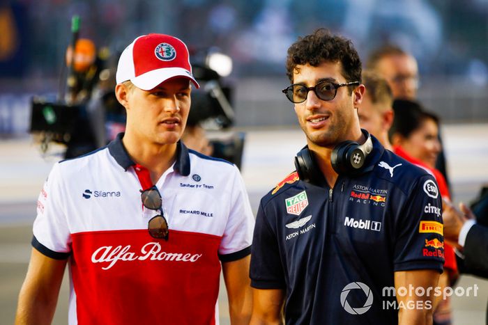 Marcus Ericsson, Sauber, y Daniel Ricciardo, Red Bull Racing, en el desfile de pilotos