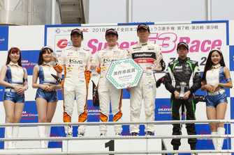 第7戦表彰台:宮田莉朋(カローラ中京 Kuo TEAM TOM'S)、坪井翔(カローラ中京 Kuo TEAM TOM'S)、笹原右京(ThreeBond Racing)