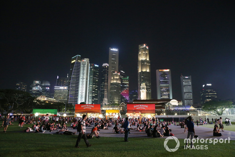 Suasana di sekitar Marina Bay