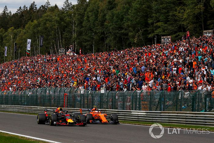 Daniel Ricciardo, Red Bull Racing RB14 y Stoffel Vandoorne, McLaren MCL33 battle
