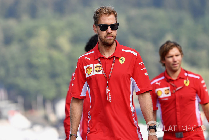 Sebastian Vettel, Ferrari, cammina lungo il circuito