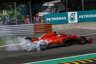 Sebastian Vettel, Ferrari SF71H spint na touche met Lewis Hamilton, Mercedes AMG F1 W09