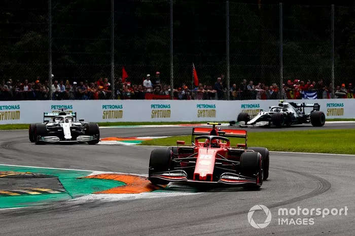 Charles Leclerc, Ferrari SF90, lidera Lewis Hamilton, Mercedes AMG F1 W10, y Valtteri Bottas, Mercedes AMG W10.