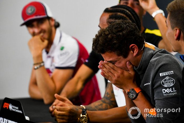 Lando Norris, McLaren, ride durante la conferenza stampa