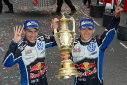 Sébastien Ogier, Julien Ingrassia, Volkswagen Polo WRC, Volkswagen Motorsport met de trofee