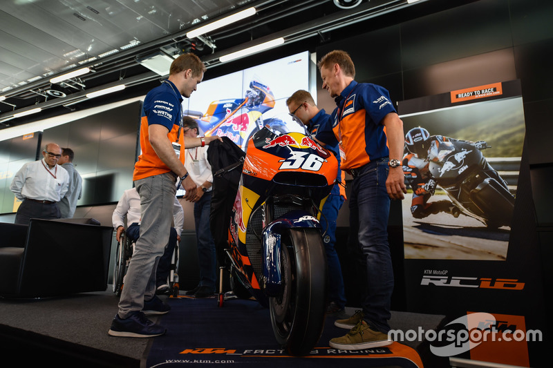 Mika Kallio, Sebastian Risse e Mike Leitner svelano la KTM MotoGP