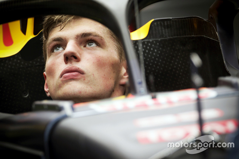 Verstappen luistert naar zijn teamleden