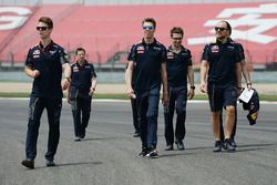 Daniil Kvyat, Red Bull Racing camina el circuito con el equipo