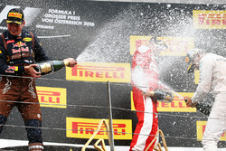 Podio: ganador de la carrera Lewis Hamilton, Mercedes AMG F1 celebra con el segundo lugar Max Versta