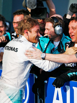 Победитель - Нико Росберг, Mercedes AMG F1 Team празднует в закрытом парке