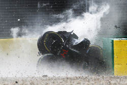 Fernando Alonso, McLaren MP4-31 subit un terrible accident