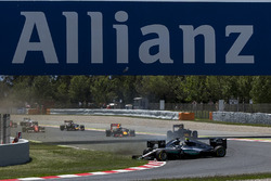 Lewis Hamilton, Mercedes AMG F1 W07 Hybrid et Nico Rosberg, Mercedes AMG F1 W07 Hybrid s'accrochent dans le premier tour