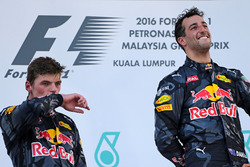 Подиум: Макс Ферстаппен, Red Bull Racing, второе место; Даниэль Риккардо, Red Bull Racing, победител