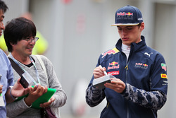 Max Verstappen, Red Bull Racing signeert handtekeningen voor de fans