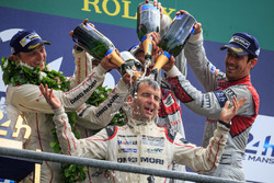 LMP1 podio: clase y los ganadores de la general #2 Porsche Team Porsche 919 Hybrid: Romain Dumas tom