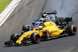 Kevin Magnussen, Renault Sport F1 Team RS16 y Fernando Alonso, McLaren MP4-31 batalla por la posició