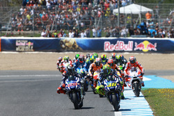 Valentino Rossi, Yamaha Factory Racing lidera en el inicio
