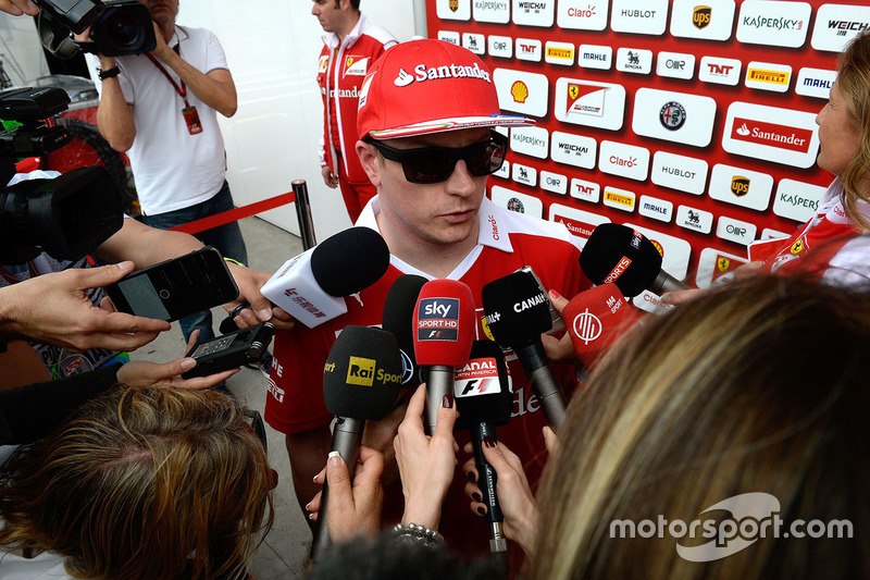 Kimi Räikkönen, Ferrari, mit der Presse