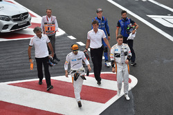 Fernando Alonso, McLaren, Stoffel Vandoorne, McLaren et Brendon Hartley, Scuderia Toro Rosso reviennent en marchant