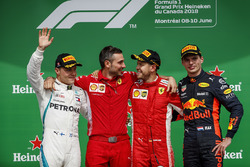 Valtteri Bottas, Mercedes AMG F1, 2e plaats, Nicola Bariselli, Race Engineer, Ferrari, Sebastian Vettel, Ferrari, 1e plaats, en Max Verstappen, Red Bull Racing, 3e plaats, op het podium