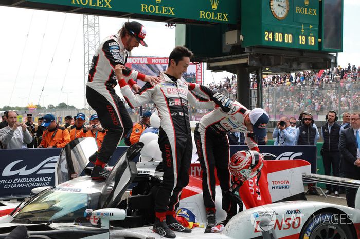 Los ganadores de las 24 Horas de Le Mans 2018 #8 Toyota Gazoo Racing Toyota TS050: Sébastien Buemi, Kazuki Nakajima, Fernando Alonso