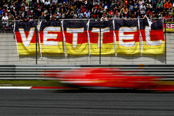 Sebastian Vettel, Ferrari SF71H, flashes desde la tribuna