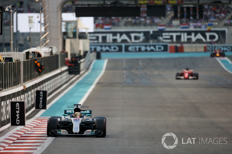 Lewis Hamilton, Mercedes F1 W08, Sebastian Vettel, Ferrari SF70H