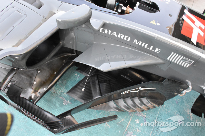 Haas F1 Team VF-17, tagli sull'ala a delta