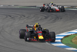 Max Verstappen, Red Bull Racing RB14, precede Kevin Magnussen, Haas F1 Team VF-18
