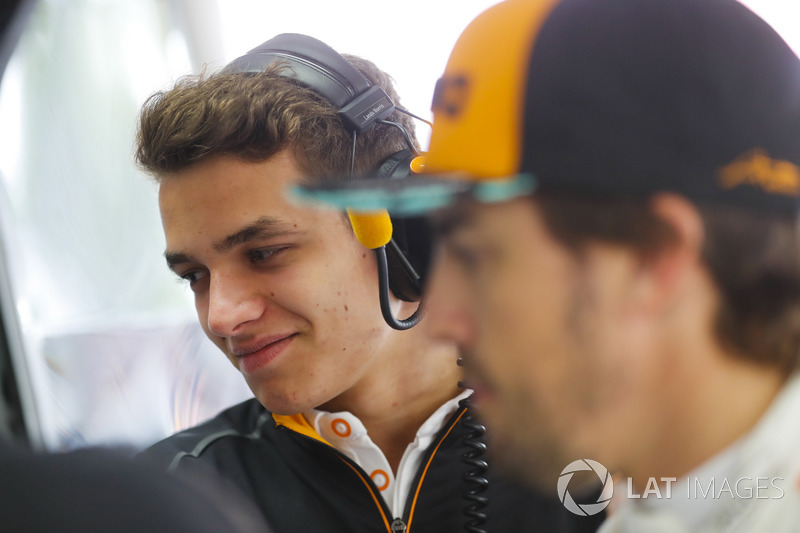 Lando Norris, McLaren, y Fernando Alonso, McLaren