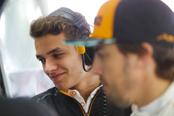 Lando Norris, McLaren, en Fernando Alonso, McLaren